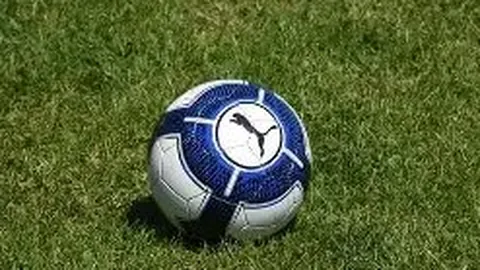 “足球场上的逗趣对决：费迪南德与卡拉格的幽默交锋，世界杯票价成意外焦点！”